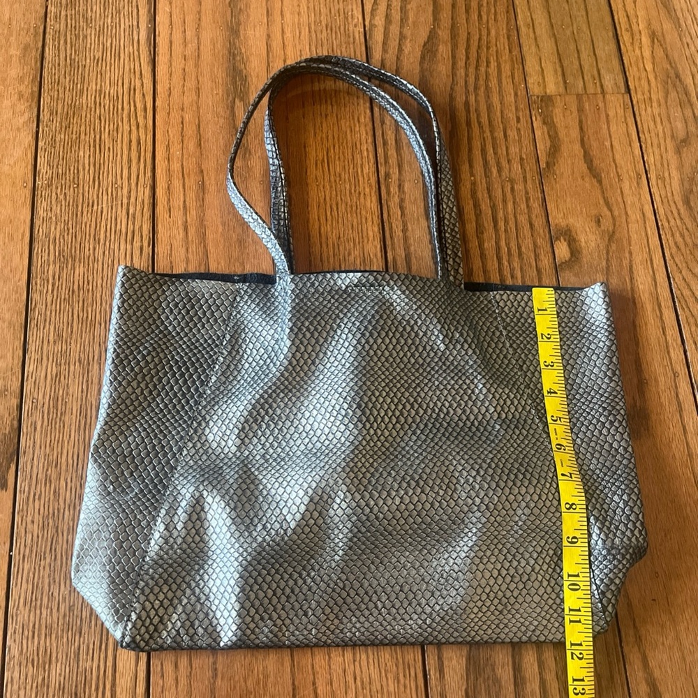 Streets Ahead Leather Elegant Black and Gold Tote Bag - Picture 7 of 11